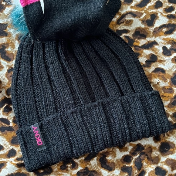 Brand New DKNY Black Knit Hat & Touchscreen Gloves Set Multicolored Faux Fur Pom - Picture 6 of 13
